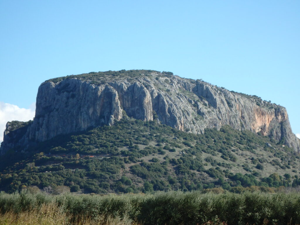 Ο ασβεστολιθικός βράχος της Θεόπετρας
